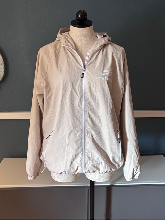 New Balance Jackets & Blazers - New Balance Women’s XL Cream Beige Hooded Windbreaker Jacket Lightweight